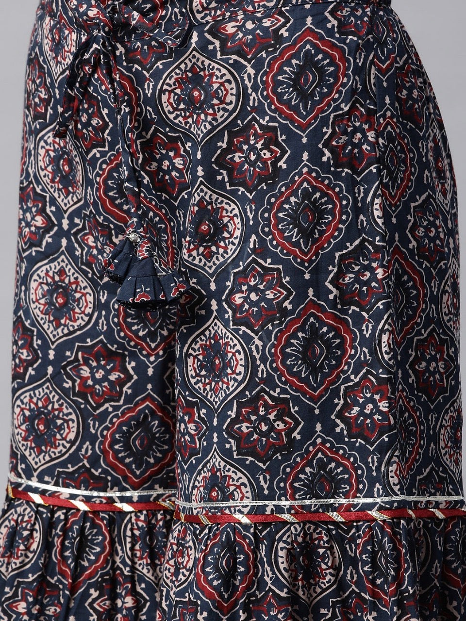 Navy blue printed Kurta with Sharara💙
Ethnic motifs printed🌾